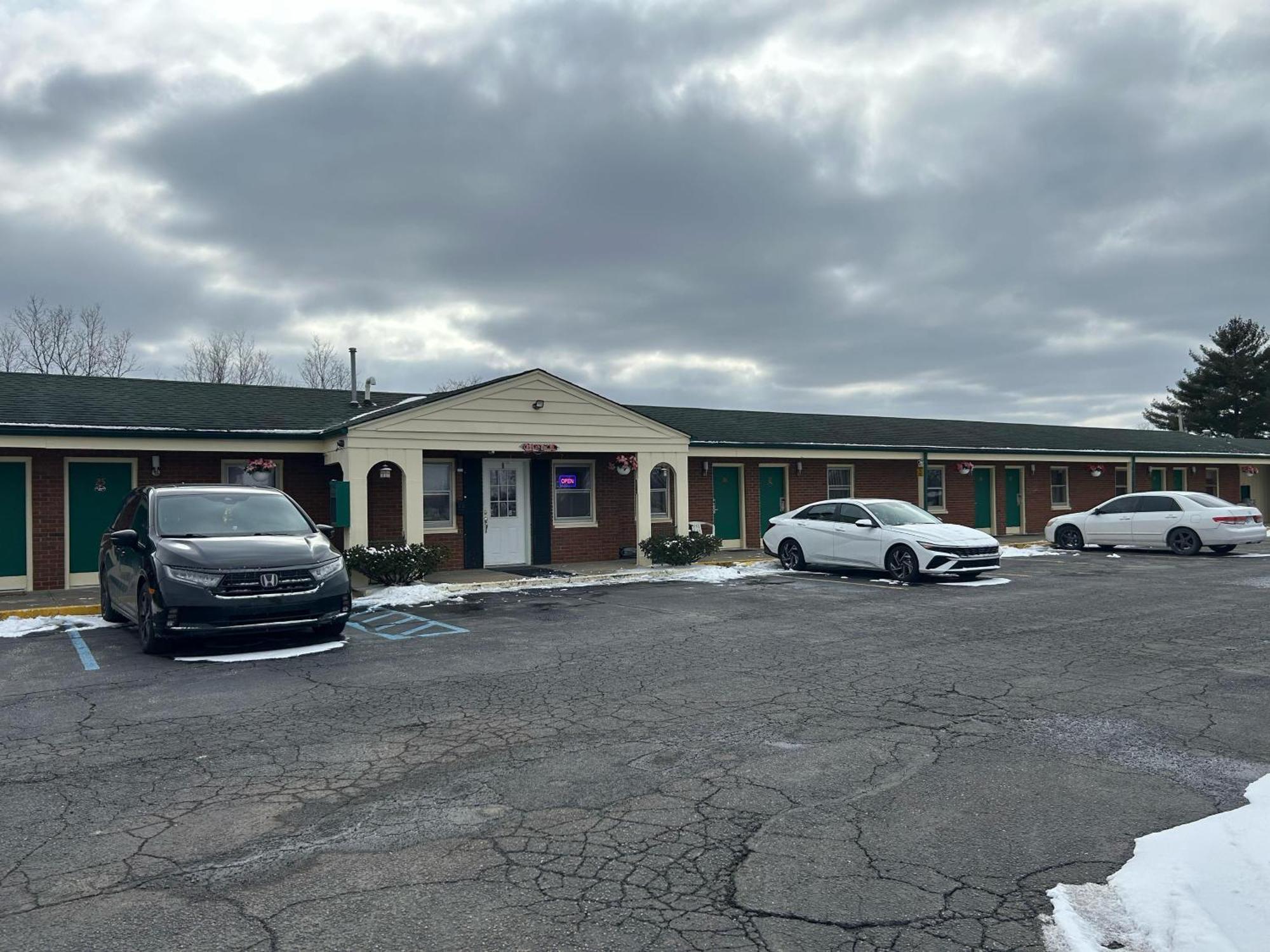 Hillcrest Motel By Oyo Aurora Near Lawrenceburg Eksteriør billede