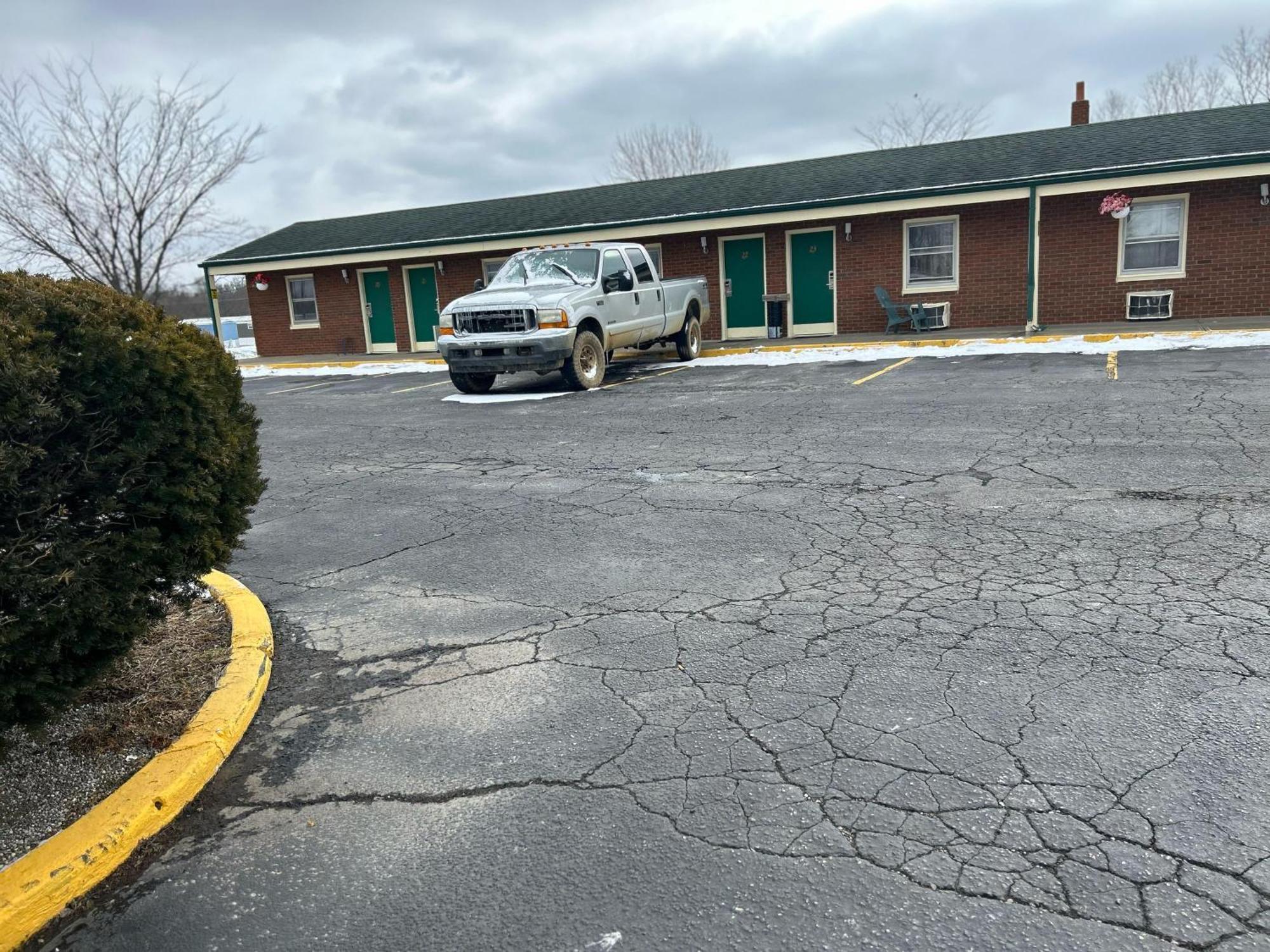 Hillcrest Motel By Oyo Aurora Near Lawrenceburg Eksteriør billede